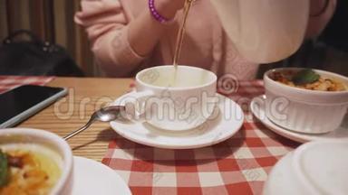 海丝特女人把凉茶倒在瓷杯里。
